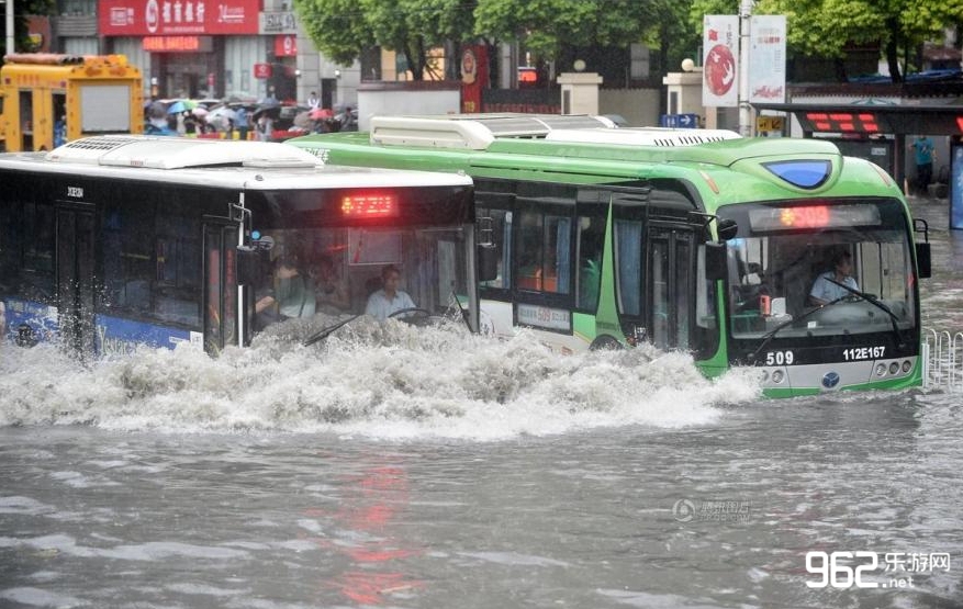 武汉暴雨突袭 车成船 地铁出现"龙吐水"